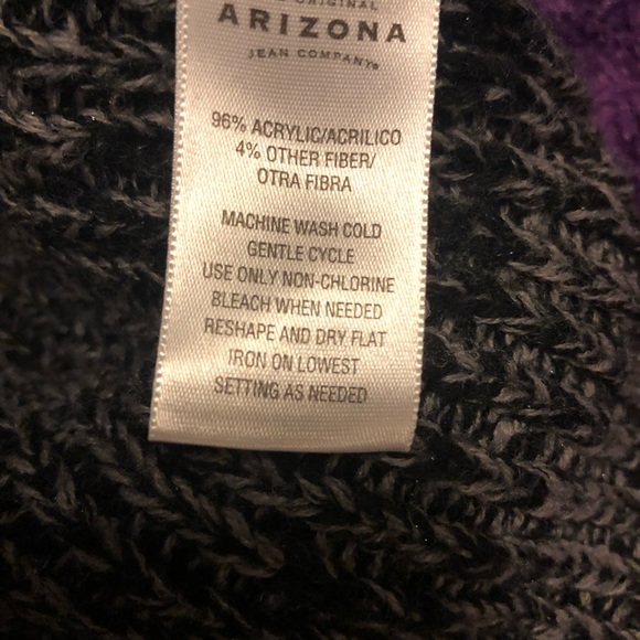 Classic Black and White Sweater - Picture 4 of 5